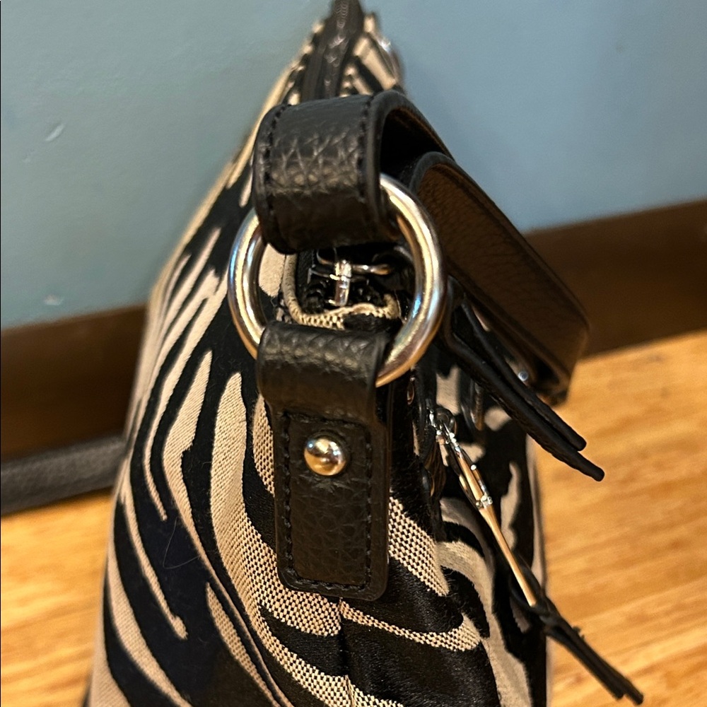 Dana Buchman Black/Tan Zebra Crossbody Bag Purse DB Logo Lined Adjustable Strap - Picture 4 of 9